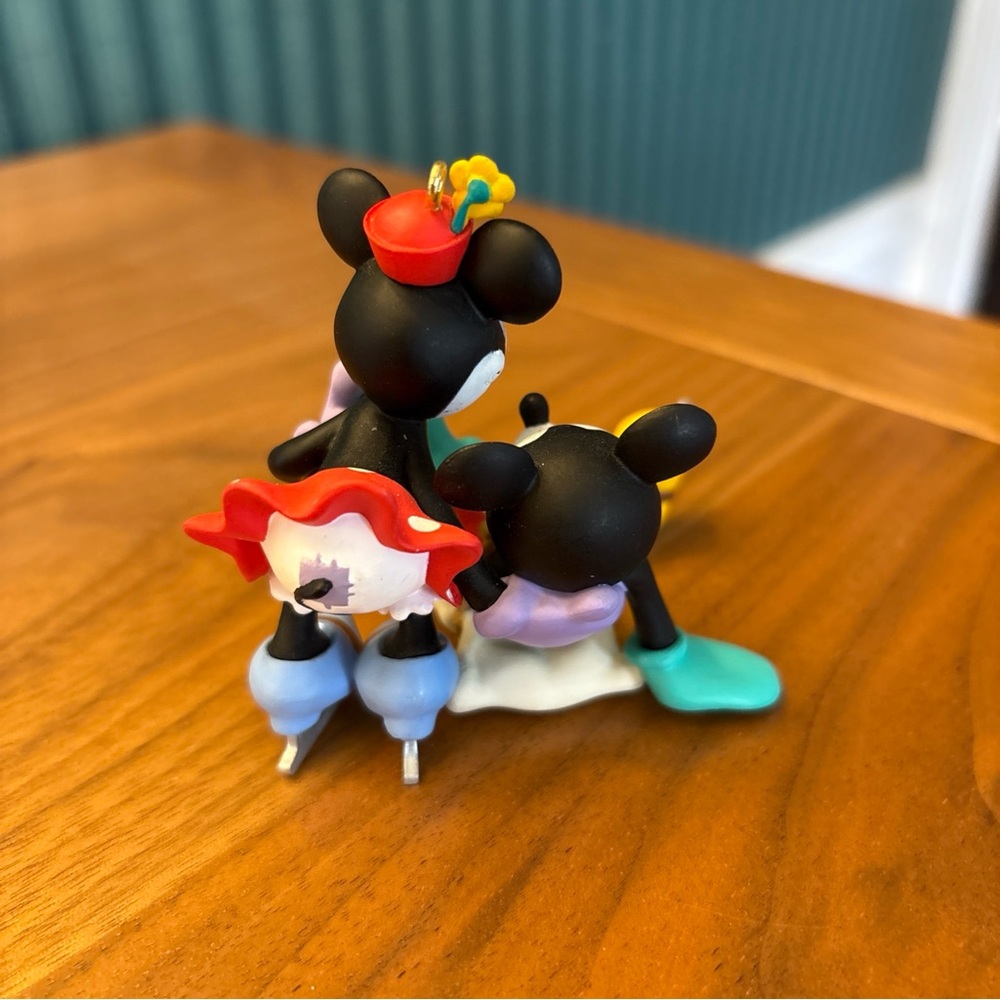 Hallmark 1997 Disney Minnie & Mickey Mouse New Pair of Skates Ornament - Picture 4 of 10